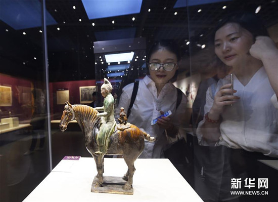 三彩釉陶带犬男骑马俑