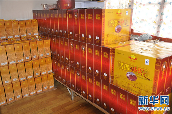 2016年，杨伍松和他的诺邓火腿食品厂带动合作社群众加工销售诺邓火腿1.86万支，产值达1600万元。