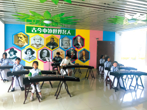 海青学校的学生展示才艺