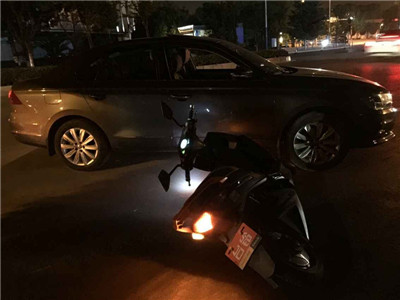 穿金路1小时连发2起“鬼探头”式撞车 穿金路1小时连发2起“鬼探头”式撞车