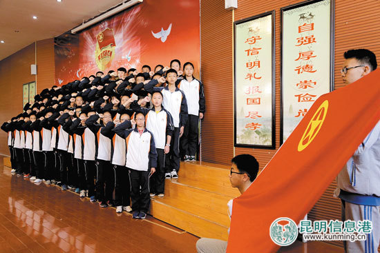 昆明各地举行多样活动庆祝五四青年节