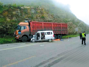 富源一超员微面与货车相撞，4死5伤。