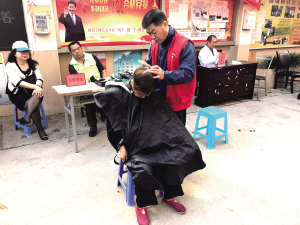 志愿者给老人理发