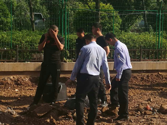 楚雄市区一施工工地发现炮弹 警方已进行处置