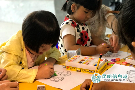 昆明经开区:果林社区开展母亲节亲子绘画活动 昆明经开区:果林社区开展母亲节亲子绘画活动