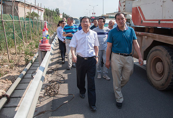 昆明经开区管委会主任李河流调研督查企业临违建筑整治工作 昆明经开区管委会主任李河流调研督查企业临违建筑整治工作