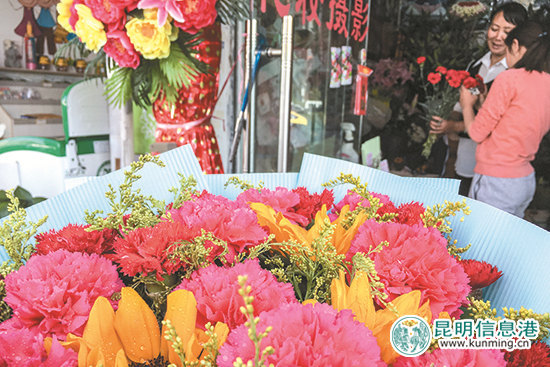 母亲节鲜花需求增多 康乃馨从3毛涨到1元多