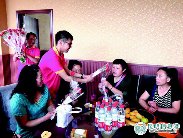 “昆明好人”王兰兰召集150多位失独妈妈在昆聚会