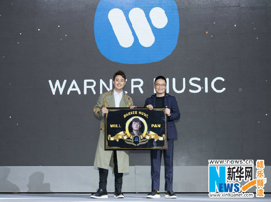 潘玮柏与华纳音乐在北京水立方隆重签下契约。