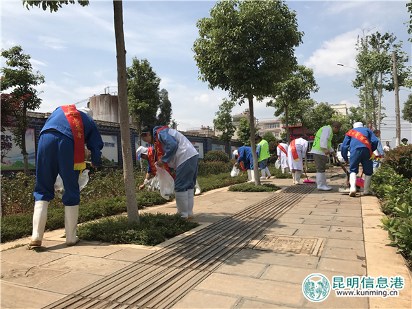 30余名农民工志愿者上街义务保洁 为“创文”助力添彩