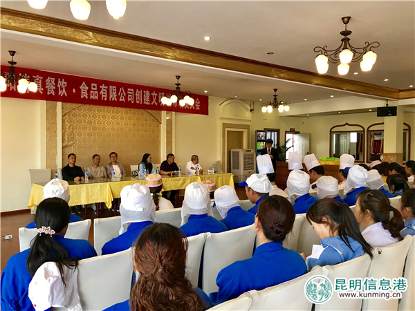 30余名农民工志愿者上街义务保洁 为“创文”助力添彩