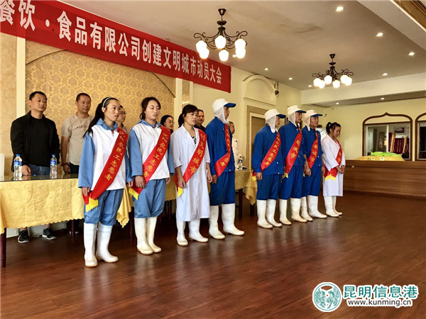 30余名农民工志愿者上街义务保洁 为“创文”助力添彩