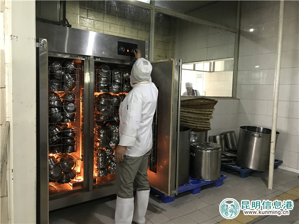 30余名农民工志愿者上街义务保洁 为“创文”助力添彩