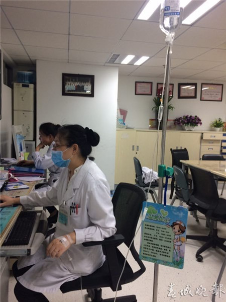 女医生带病输液上班 市民感动拍照点赞