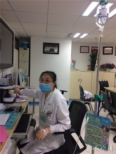 女医生带病输液上班 市民感动拍照点赞