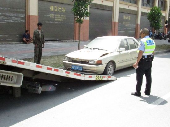 瑞丽交警开展清理“僵尸车”行动