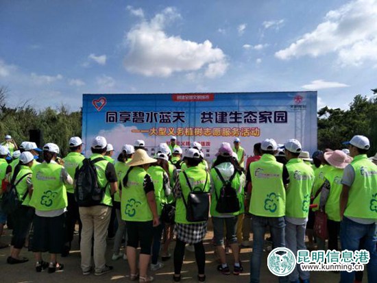 官渡街道300余名志愿者开展义务植树活动