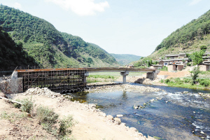 寻甸糯基村正在架桥。 寻甸糯基村正在架桥。