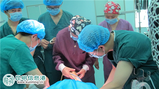 多学科联合作战 昆医附一院成功为“玻璃人”置换膝关节 多学科联合作战 昆医附一院成功为“玻璃人”置换膝关节
