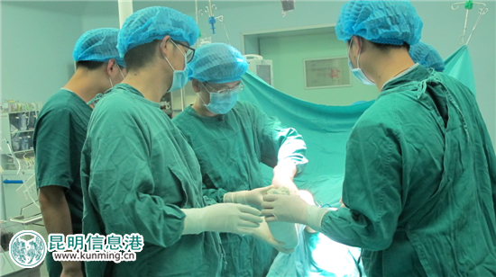 多学科联合作战 昆医附一院成功为“玻璃人”置换膝关节 多学科联合作战 昆医附一院成功为“玻璃人”置换膝关节