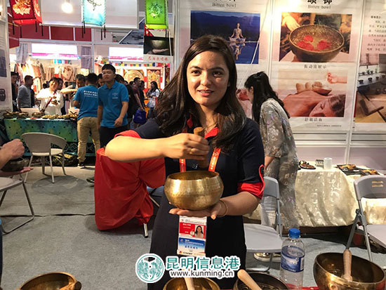 商洽会不少展馆人气依旧旺 洋媳妇带来了俄罗斯查罗石 商洽会不少展馆人气依旧旺 洋媳妇带来了俄罗斯查罗石