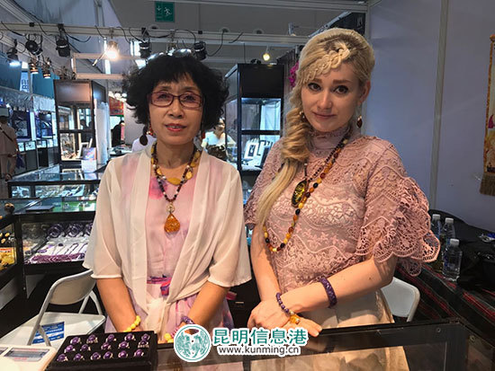 商洽会不少展馆人气依旧旺 洋媳妇带来了俄罗斯查罗石 商洽会不少展馆人气依旧旺 洋媳妇带来了俄罗斯查罗石