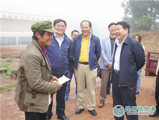 郭子贞详细了解村民生活困难并送去慰问金