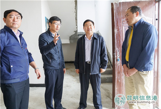 郭子贞实地了解六哨乡易地搬迁推进情况