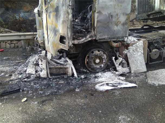 昆磨高速一满载瓷砖的货车起火 未造成人员伤亡 昆磨高速一满载瓷砖的货车起火 未造成人员伤亡
