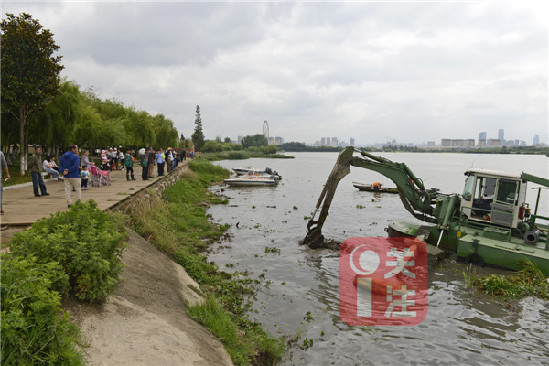市民围观“水上挖机”作业