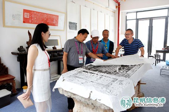 传拓技艺亮相云之传承滇池民族文化艺术节 传拓技艺亮相云之传承滇池民族文化艺术节