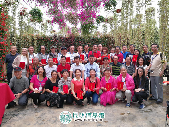 嵩明县首届“郁金香文化节”获奖者与颁奖嘉宾合影。