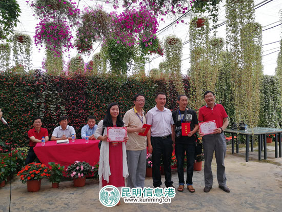 昆明花仙子园林绿化工程有限公司总经理张京宏与人气奖获得者合影