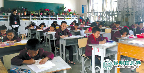 呈贡育才学校百名家长参加期末监考 创新家校共育模式 呈贡育才学校百名家长参加期末监考 创新家校共育模式