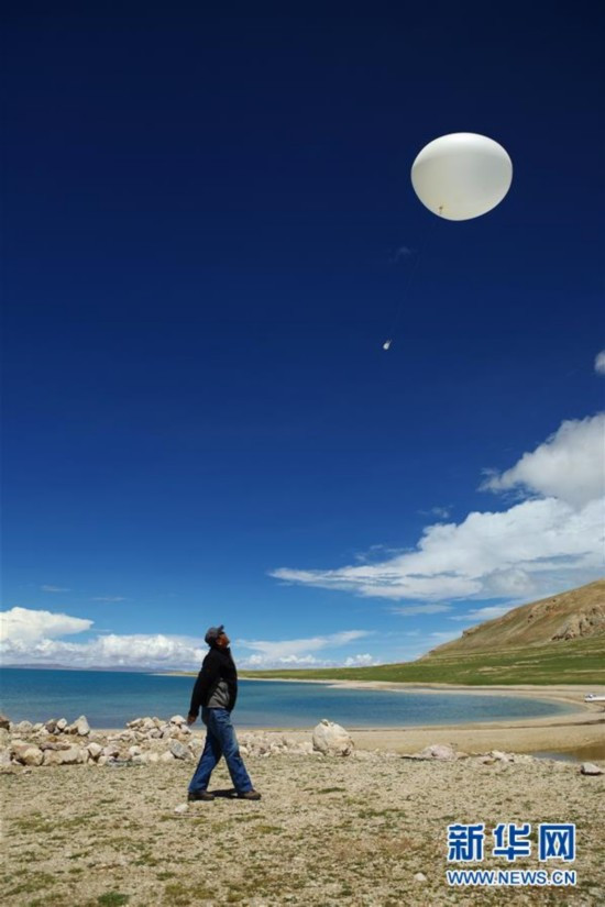 考察队成员马晓伟在色林错湖畔放飞探空气球
