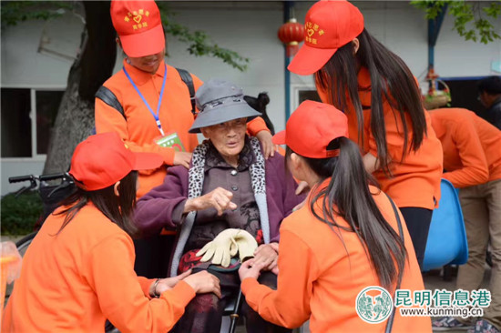 播撒汗水 青年志愿者活跃在“创文”一线 播撒汗水 青年志愿者活跃在“创文”一线