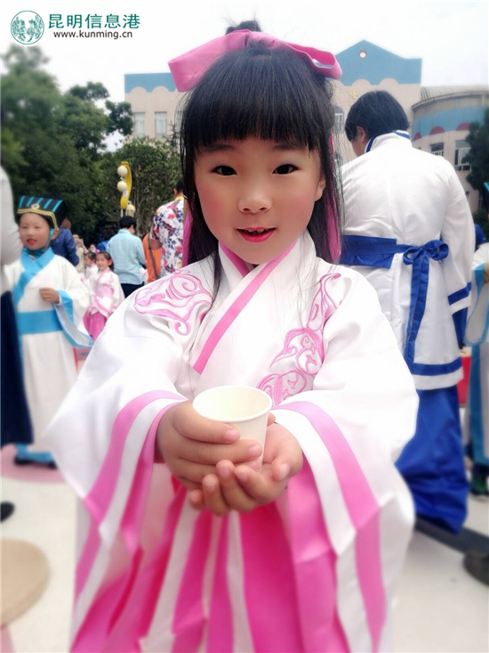 云南省委机关幼儿园举行“开笔礼” 萌娃拜孔谢师谢父母 云南省委机关幼儿园举行“开笔礼” 萌娃拜孔谢师谢父母