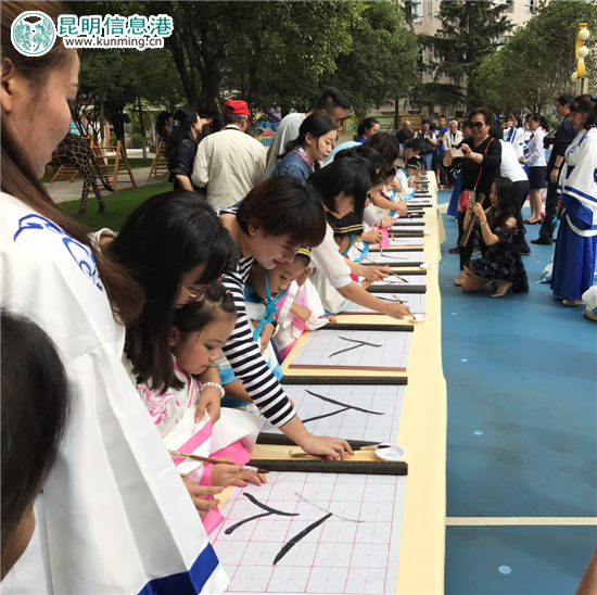 云南省委机关幼儿园举行“开笔礼” 萌娃拜孔谢师谢父母 云南省委机关幼儿园举行“开笔礼” 萌娃拜孔谢师谢父母