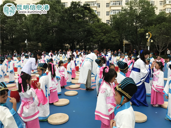 云南省委机关幼儿园举行“开笔礼” 萌娃拜孔谢师谢父母 云南省委机关幼儿园举行“开笔礼” 萌娃拜孔谢师谢父母