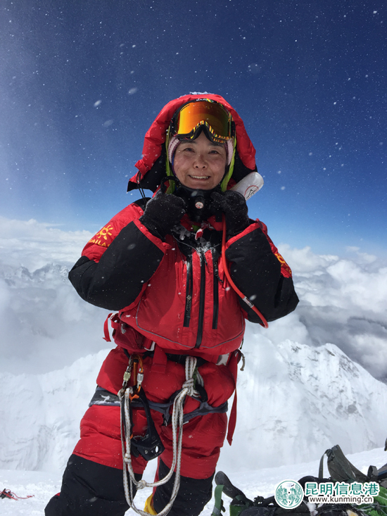 登顶珠峰后留下纪念照