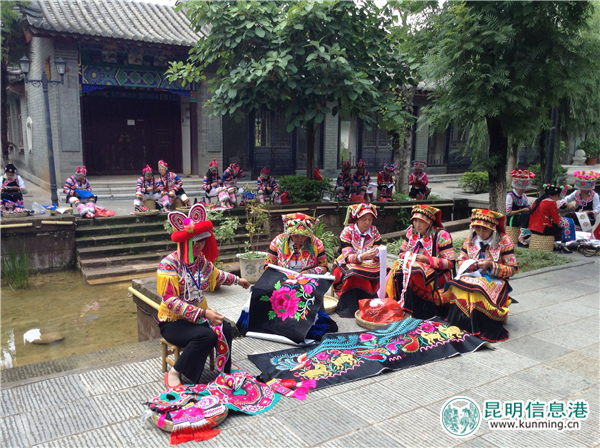 楚雄火把节系列活动“指尖上的记忆”彝绣动态展举行 楚雄火把节系列活动“指尖上的记忆”彝绣动态展举行