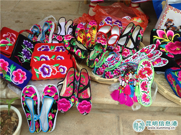 楚雄火把节系列活动“指尖上的记忆”彝绣动态展举行 楚雄火把节系列活动“指尖上的记忆”彝绣动态展举行