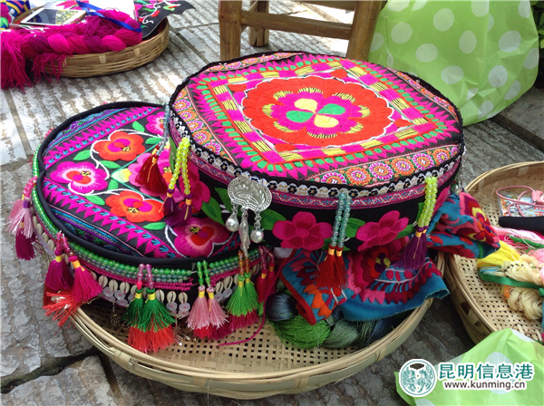 楚雄火把节系列活动“指尖上的记忆”彝绣动态展举行 楚雄火把节系列活动“指尖上的记忆”彝绣动态展举行