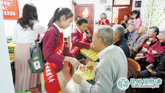 明通小学送爱心蔬菜给“三无老人” 明通小学送爱心蔬菜给“三无老人”