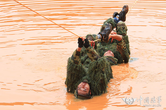 【网络媒体国防行】过瘾 这支海军陆战队够硬 【网络媒体国防行】过瘾 这支海军陆战队够硬