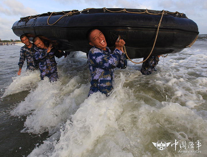 【网络媒体国防行】过瘾 这支海军陆战队够硬