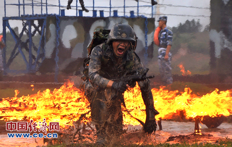 【网络媒体国防行】热血沸腾 “猛虎之旅”两栖作战训练大雨中进行 【网络媒体国防行】热血沸腾 “猛虎之旅”两栖作战训练大雨中进行