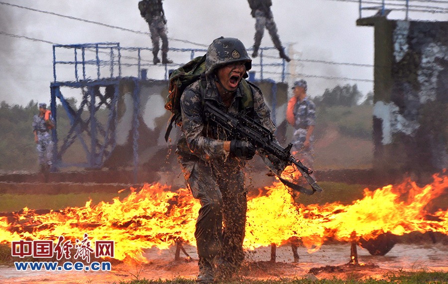 【网络媒体国防行】热血沸腾 “猛虎之旅”两栖作战训练大雨中进行 【网络媒体国防行】热血沸腾 “猛虎之旅”两栖作战训练大雨中进行