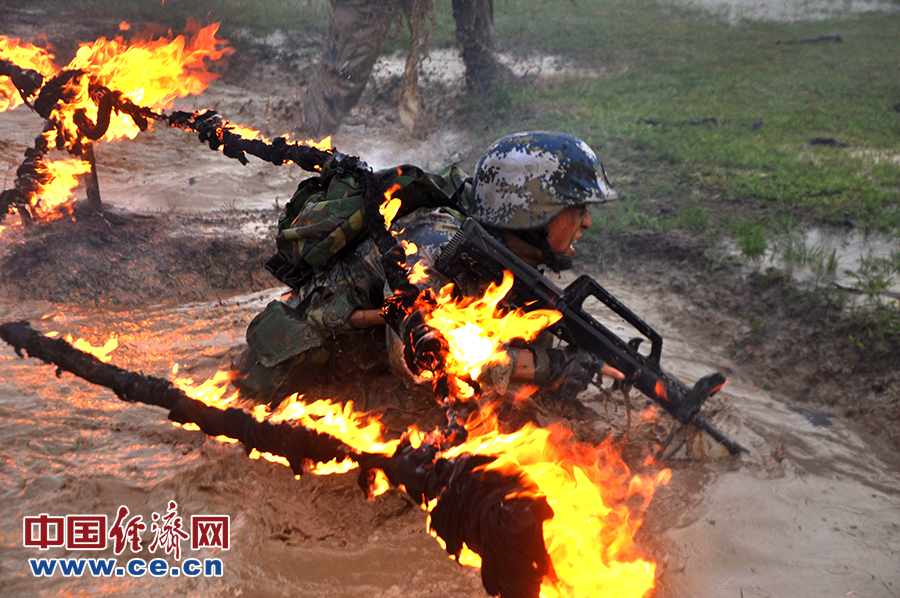 【网络媒体国防行】热血沸腾 “猛虎之旅”两栖作战训练大雨中进行 【网络媒体国防行】热血沸腾 “猛虎之旅”两栖作战训练大雨中进行
