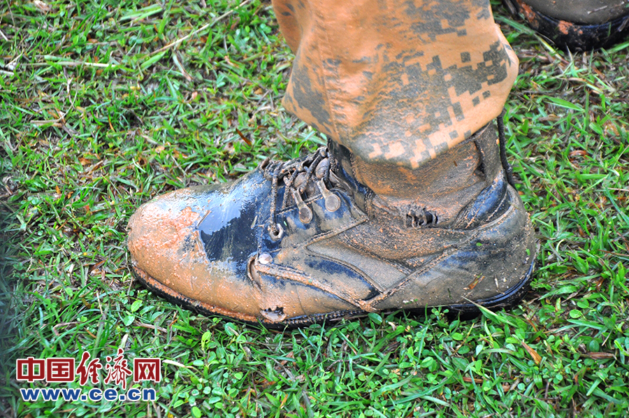 【网络媒体国防行】热血沸腾 “猛虎之旅”两栖作战训练大雨中进行 【网络媒体国防行】热血沸腾 “猛虎之旅”两栖作战训练大雨中进行